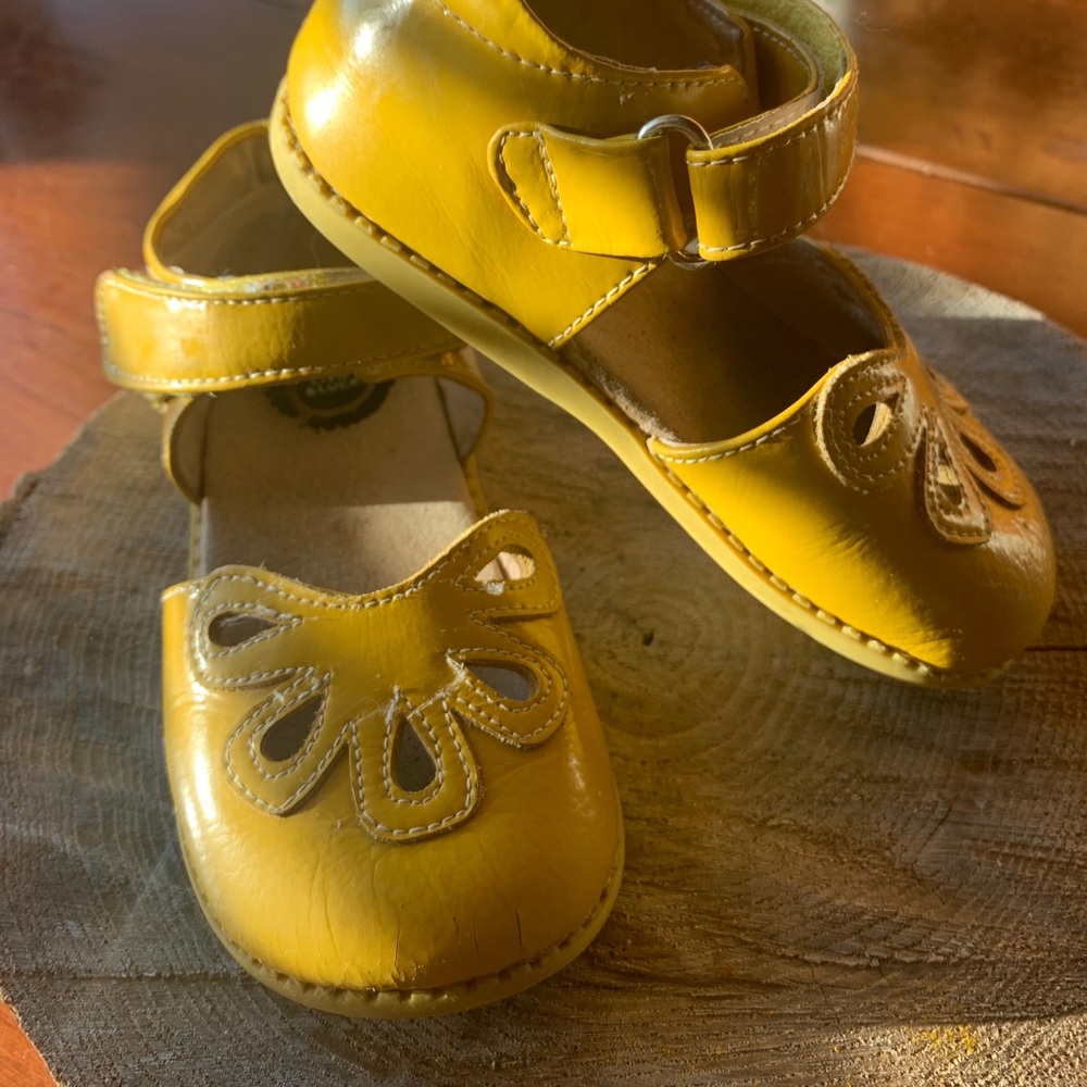 Golden yellow, Livie and Luca, little girl, “9”